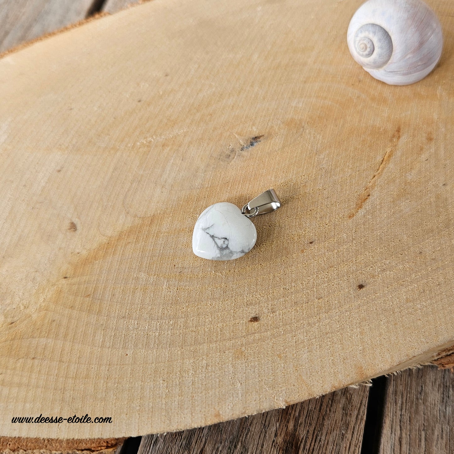 PENDENTIF COEUR - HOWLITE AVEC CORDON